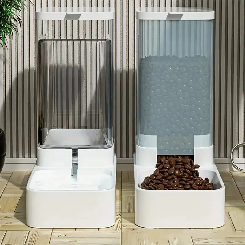 Automatische voer- en waterdispenser set met witte basis, geplaatst op houten vloer