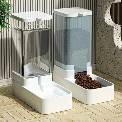 Automatische voer- en waterdispenser set op houten vloer