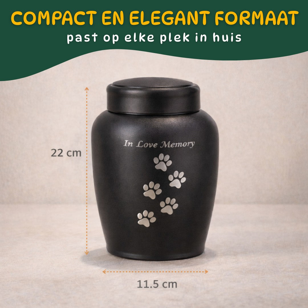zwarte hondenurn met pootafdrukken en afmetingen 22 cm hoog en 11,5 cm breed compact formaat urn voor hond