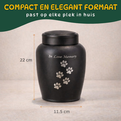 zwarte hondenurn met pootafdrukken en afmetingen 22 cm hoog en 11,5 cm breed compact formaat urn voor hond