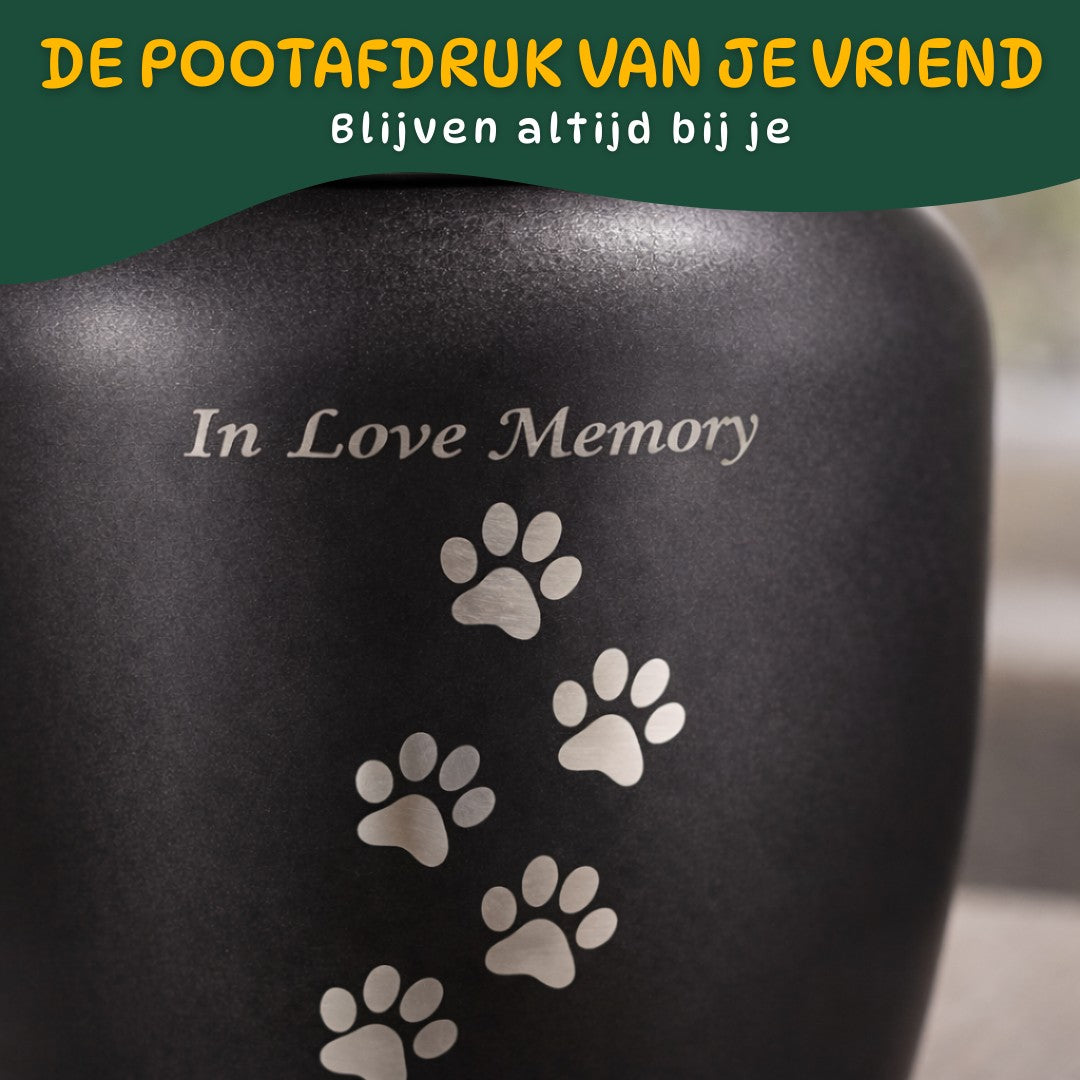 detail van zwarte hondenurn met zilveren pootafdrukken en tekst In Love Memory matte metalen afwerking