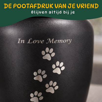 detail van zwarte hondenurn met zilveren pootafdrukken en tekst In Love Memory matte metalen afwerking