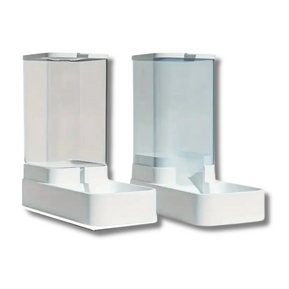 Set van automatische voer- en waterdispenser met transparante containers en witte basis