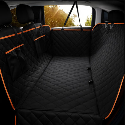Zwarte hondendeken voor de auto met oranje accenten, beschermende zijkanten en luxe quilt design.