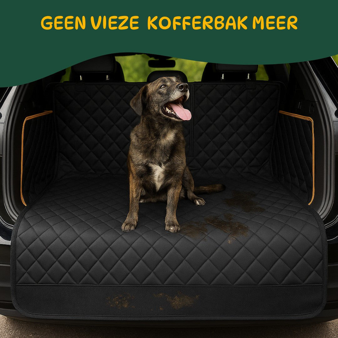 Hond zit op waterdichte zwarte hondendeken voor de auto die modder en vuil tegenhoudt