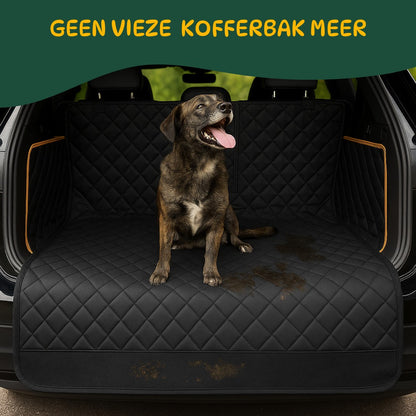 Hond zit op waterdichte zwarte hondendeken voor de auto die modder en vuil tegenhoudt