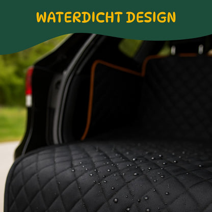 Close-up van waterdichte zwarte hondendeken in de kofferbak met luxe quiltstructuur.