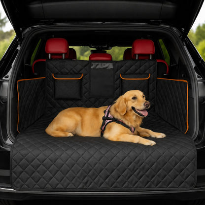 Luxe zwarte hondendeken voor de auto in de kofferbak, met comfortabele quiltlaag en hond erop.