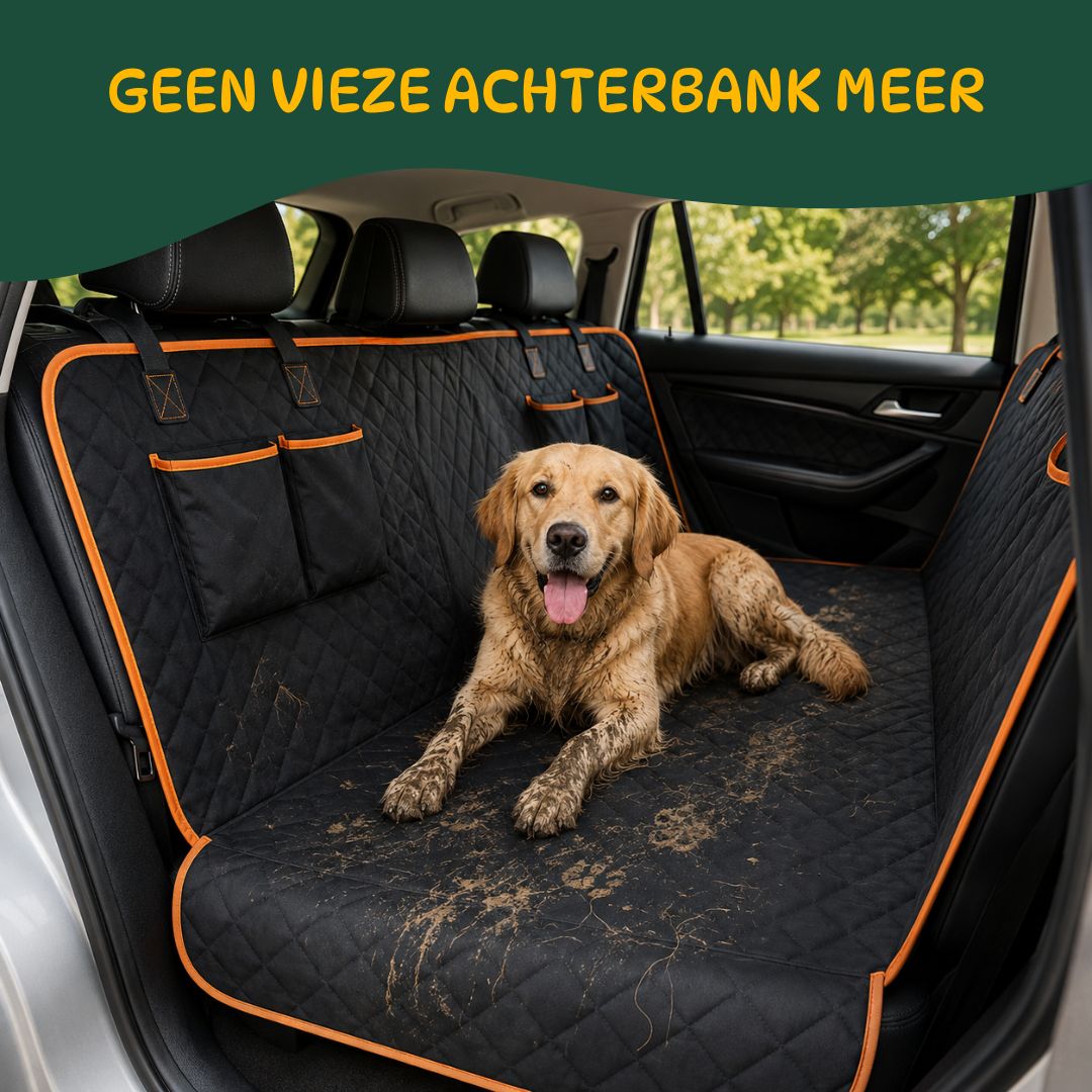 Modderige hond op een beschermende hondendeken voor de achterbank van de auto, die vuil, modder en hondenharen opvangt.
