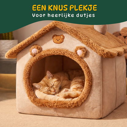 kat slapend in pluche kattenhuisje met zacht kussen