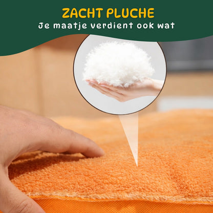 zacht pluche kussen in kattenhuisje detail