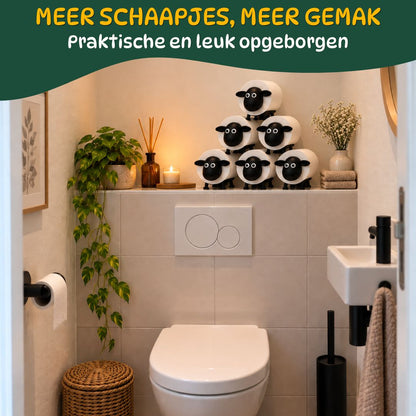 Schaap toiletrolhouder als decoratie op de richel boven een hangtoilet.